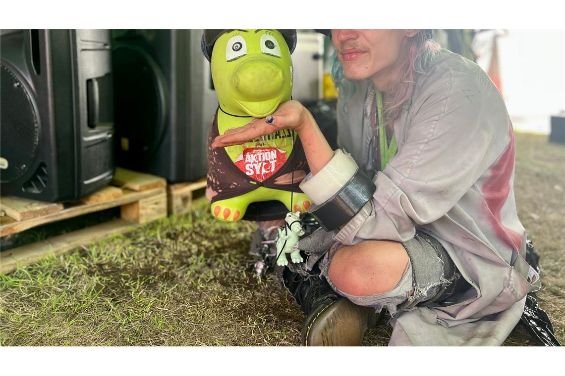 In diesem Jahr haben die Punks ein spezielles Zelt für Konzerte, in dem auch Equipment gelagert wird. Auch das Maskottchen "Dino" ist dort untergebracht.