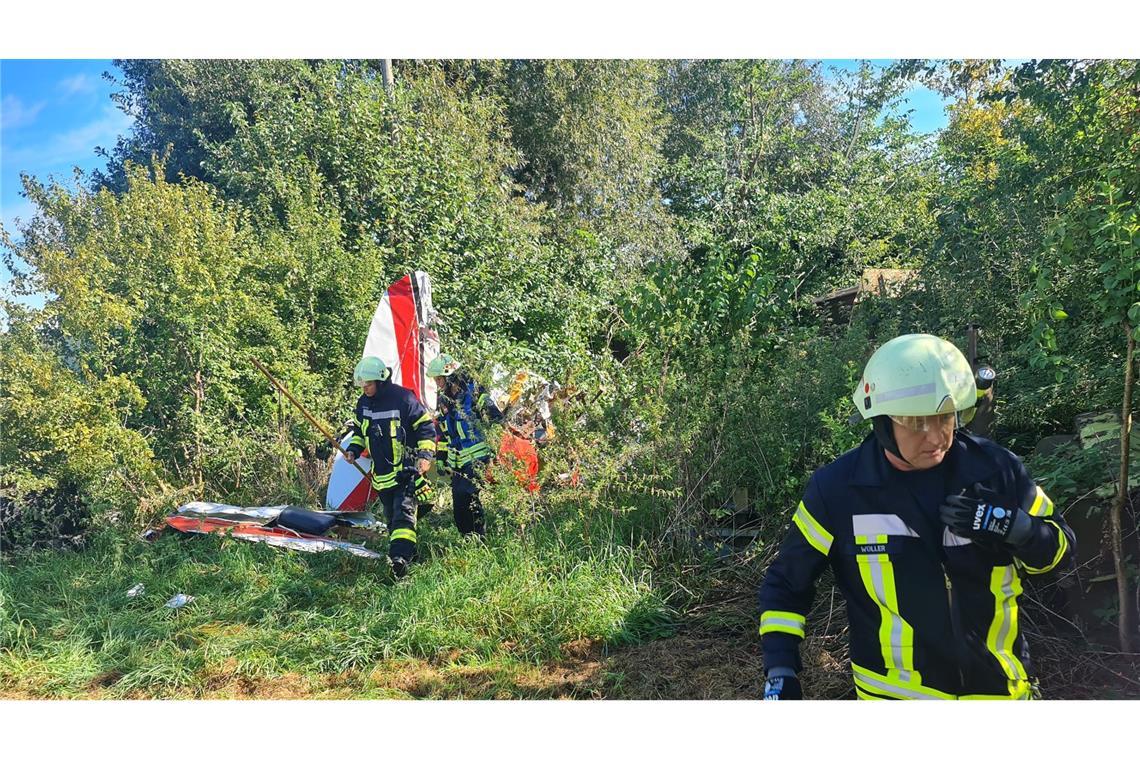 In diesem Wrack eines Kleinflugzeugs ist am Morgen in Gütersloh der 67 Jahre alte Pilot ums Leben gekommen.