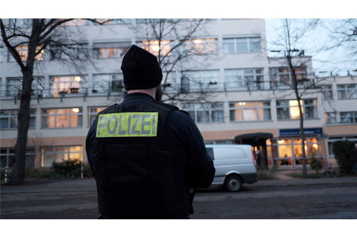 In einem Berliner Seniorenheim soll ein Mann seine Tochter mit einer Machete schwer verletzt haben.