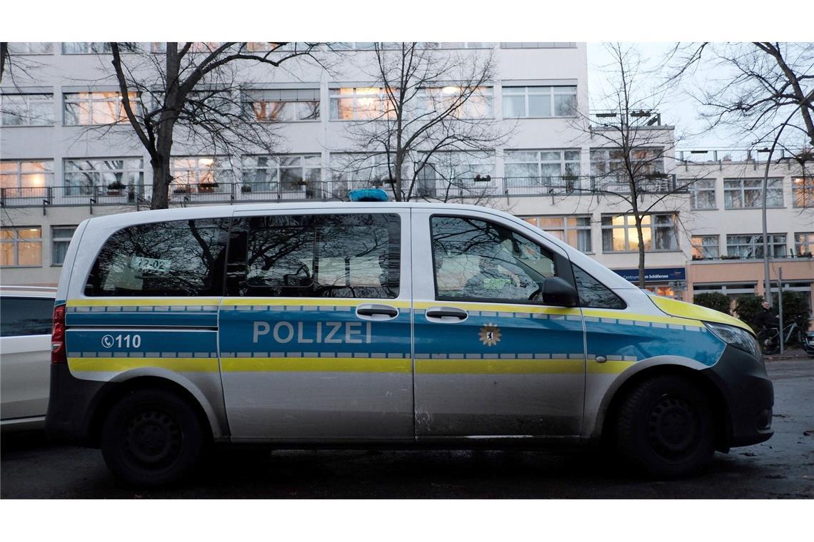 In einem Berliner Seniorenheim soll ein Mann seine Tochter mit einer Machete schwer verletzt haben.