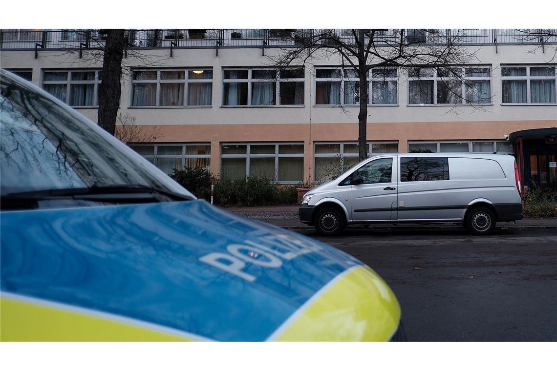 In einem Berliner Seniorenheim soll ein Mann seine Tochter mit einer Machete schwer verletzt haben.