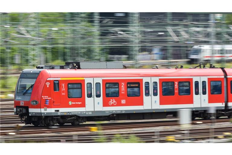 In einem Regionalzug von Stuttgart in Richtung Ulm kam es zu einem Vorfall mit einer Schreckschusswaffe.