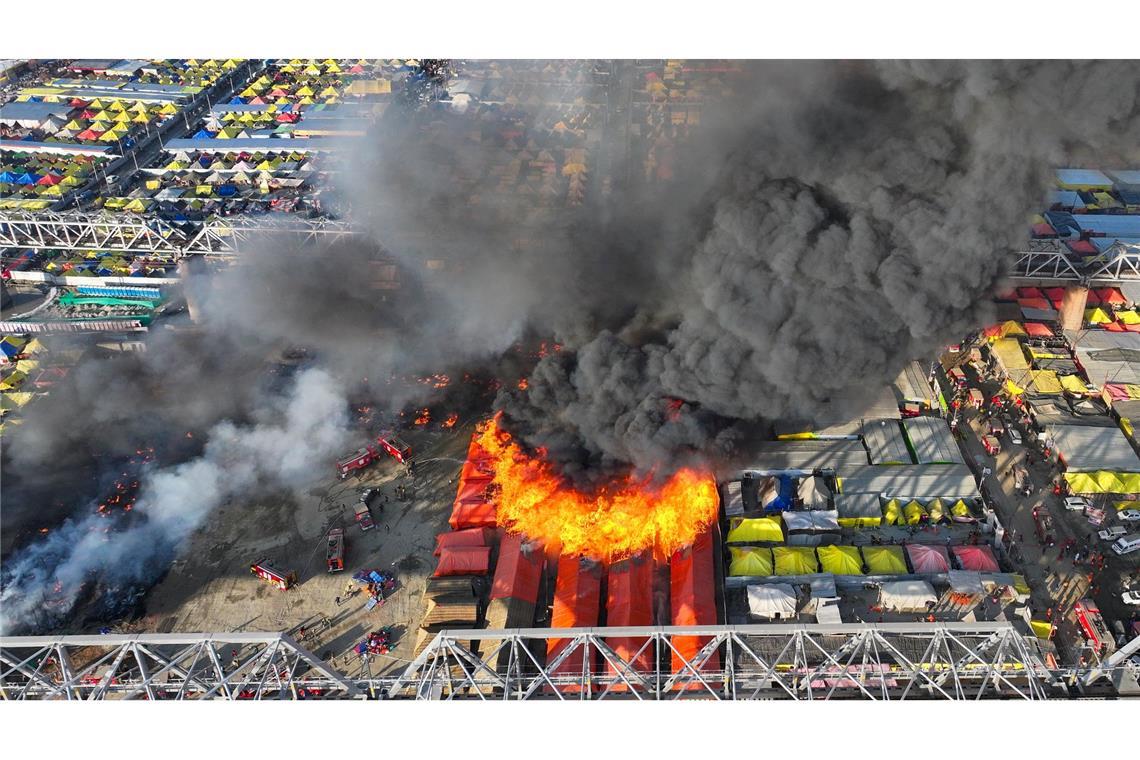 In  einem Zeltlager  während des 45-tägigen Maha-Kumbh-Festivals ist ein Feuer ausgebrochen