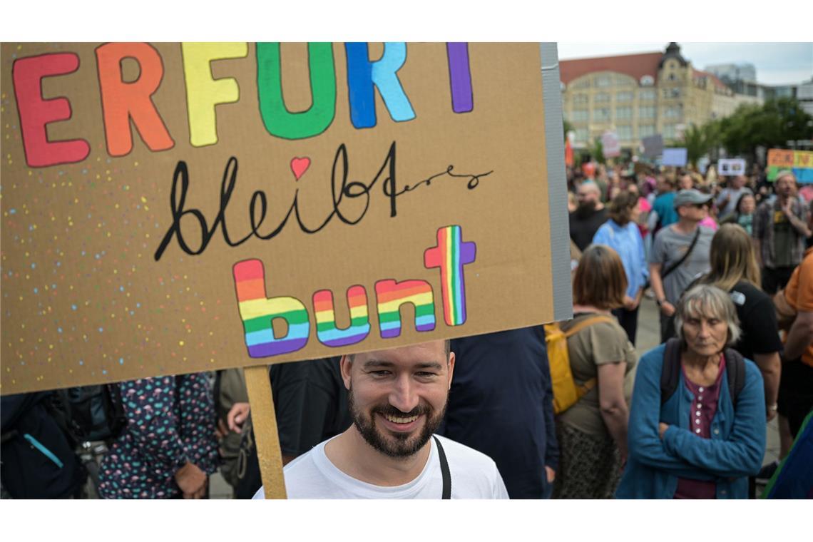 In Erfurt haben mehrere tausend Menschen gegen die AfD-Kundgebung protestiert.