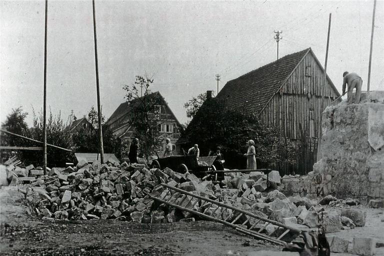 In Fornsbach war auch noch vier Jahre nach Kriegende einiges an Aufräumarbeiten zu leisten. Die Aufnahme zeigt einen Trümmerberg, an dem sich Anwohnerinnen und Anwohner abarbeiten. Foto: Stadtarchiv Murrhardt