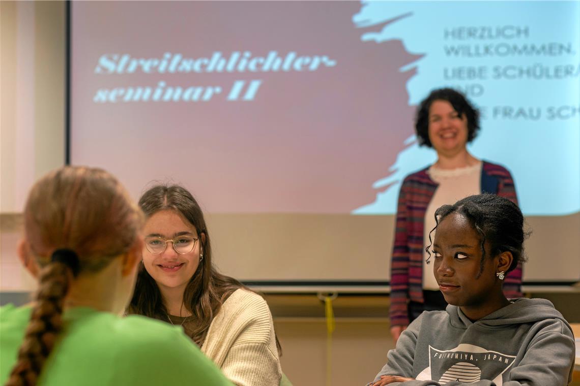 In Gruppen und mit Unterstützung von Theresa Bilharz (hinten) erarbeiten sich die Jugendlichen die verschiedenen Themen, die bei der Streitschlichtung wichtig sind. Foto: Stefan Bossow