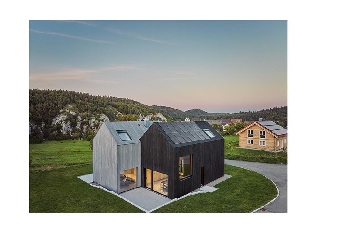 In in Gutenstein bei Sigmaringen (Baden-Württemberg) findet sich dieses Einfamilienhaus von den Stuttgarter HI Architekten Hanna und Henrik Isermann.