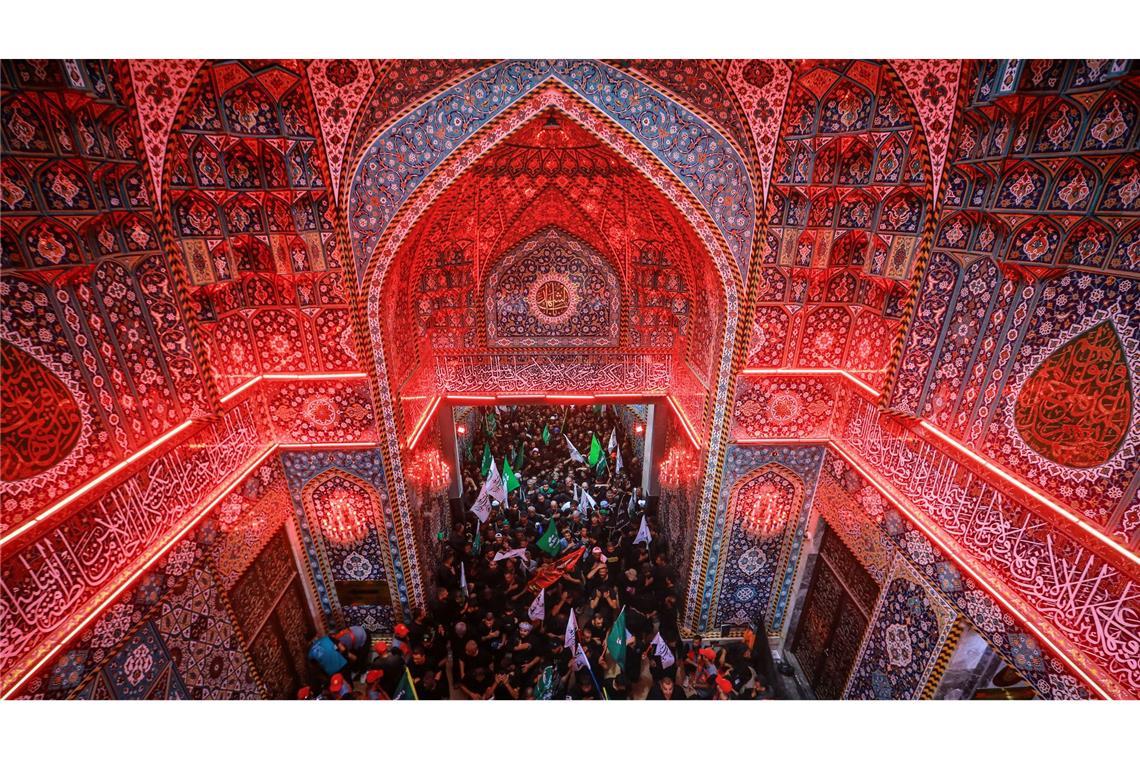 In intensiv rotes Licht getaucht ist der Schrein von Imam Hussein, während schiitische Muslime dem Enkel des Propheten Mohammed gedenken.