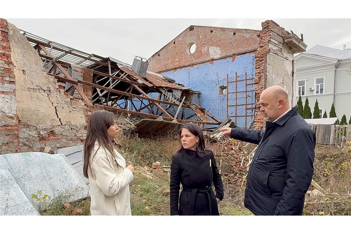 In Jahidne besuchte Baerbock die Gedenkstätte an die Opfer der russischen Gräueltaten in dem Dorf nordöstlich der Hauptstadt Kiew.