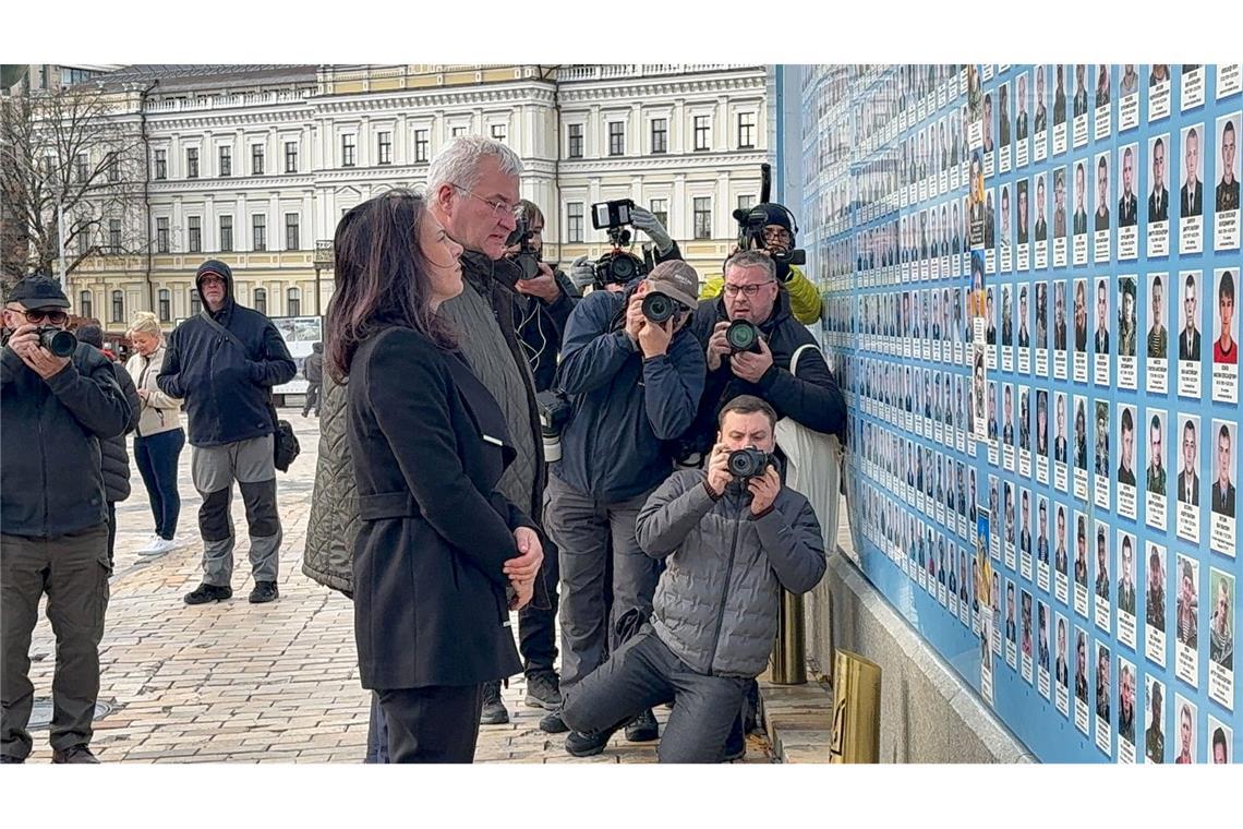 In Kiew besuchte Baerbock auch die Mauer des Gedenkens für die im Verteidigungskampf gefallenen ukrainischen Soldaten.