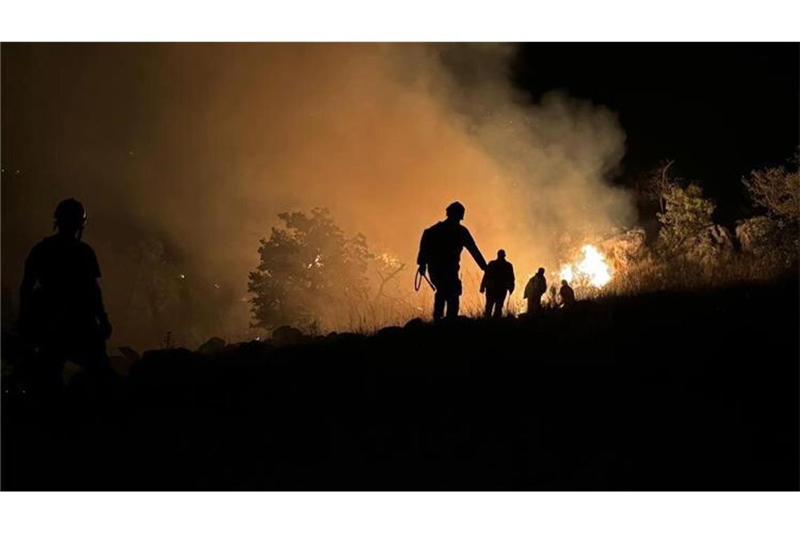 In Kroatien brennt es nahe der Hafenstadt Split hunderte Einsatzkräfte im Einsatz.