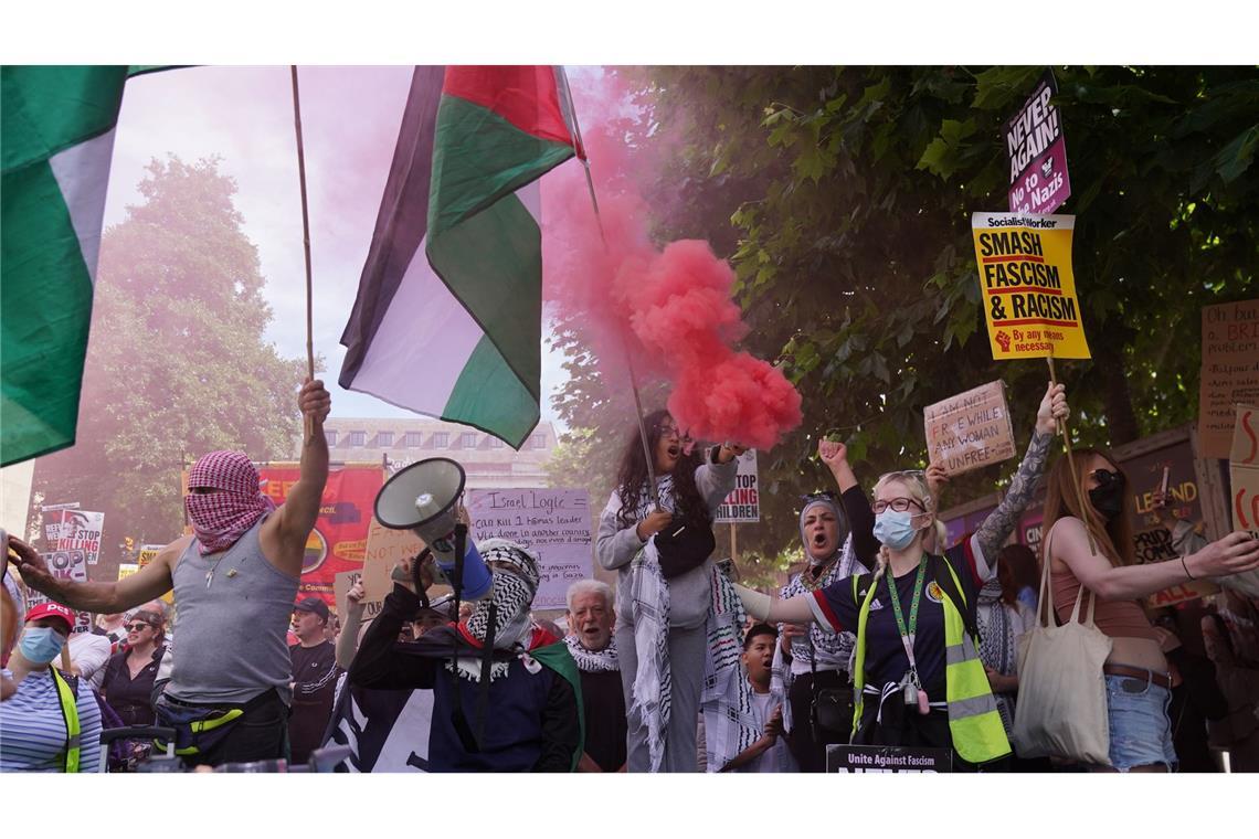 In Leeds gingen auch Gegendemonstranten auf die Straße.