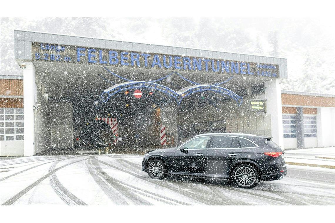 In Österreich fällt Schnee und sorgt am Nordportal des Felbertauerntunnels für rutschige Straßenverhältnisse. Dieser Autofahrer dürfte wohl noch keine Winterreifen aufgezogen haben.