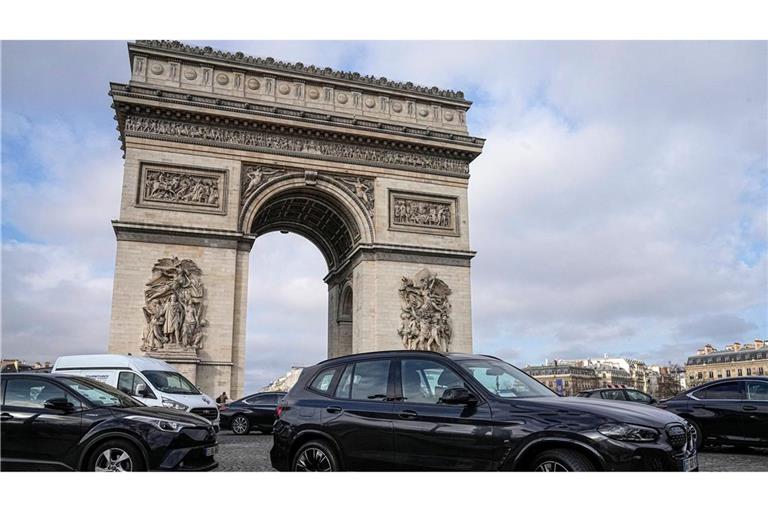 In Paris müssen Fahrer schwerer Autos nun deutlich mehr bezahlen. (Archivbild)