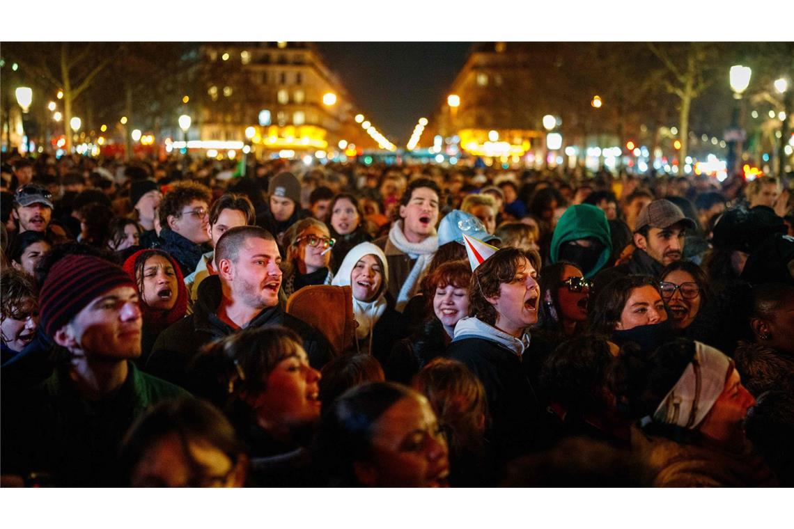 In Paris versammeln sich die Menschen auf der Place de la République und skandieren: „Le Pen ist tot!