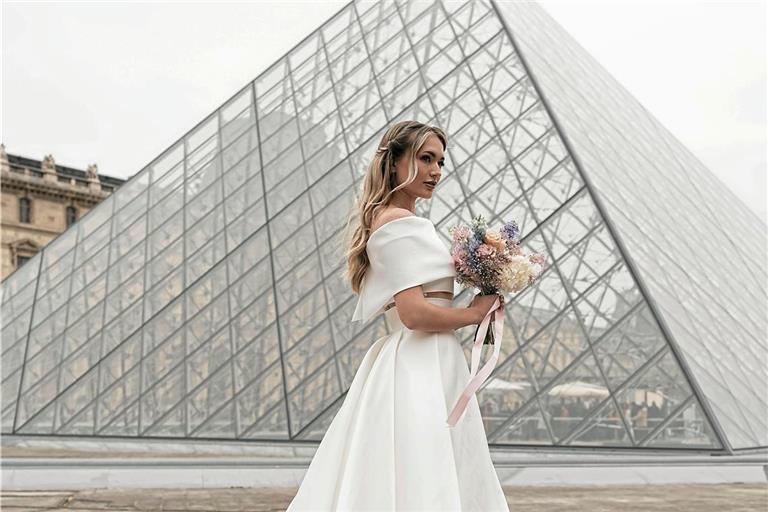 In Paris wurde sie in Brautmode abgelichtet. Foto: Dogan von Wedphotolove, Maske: Mahsa Moonpour