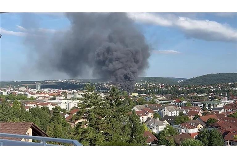 In Pforzheim hat ein Gewerbegebäude gebrannt.