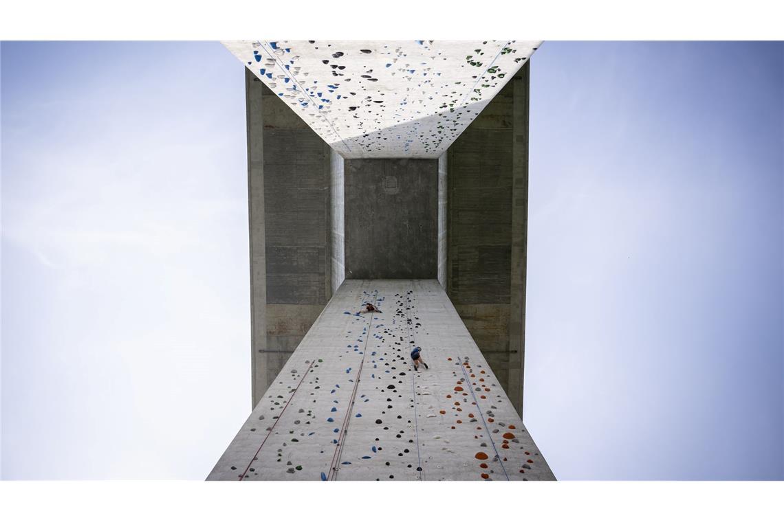 In schwindelerregende Höhe reichen zwei Kletterwände am Felsenau-Viadukt bei Bern.