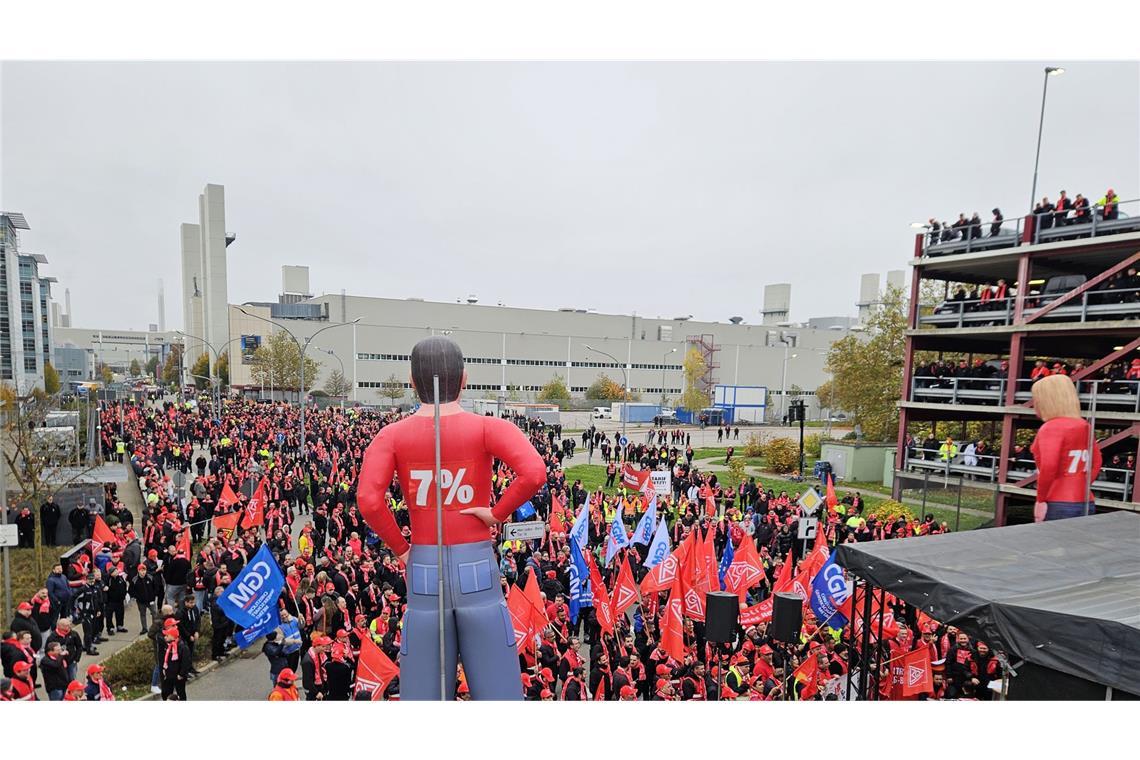 In Sindelfingen versammelten sich viel Beschäftigte zum Warnstreik.