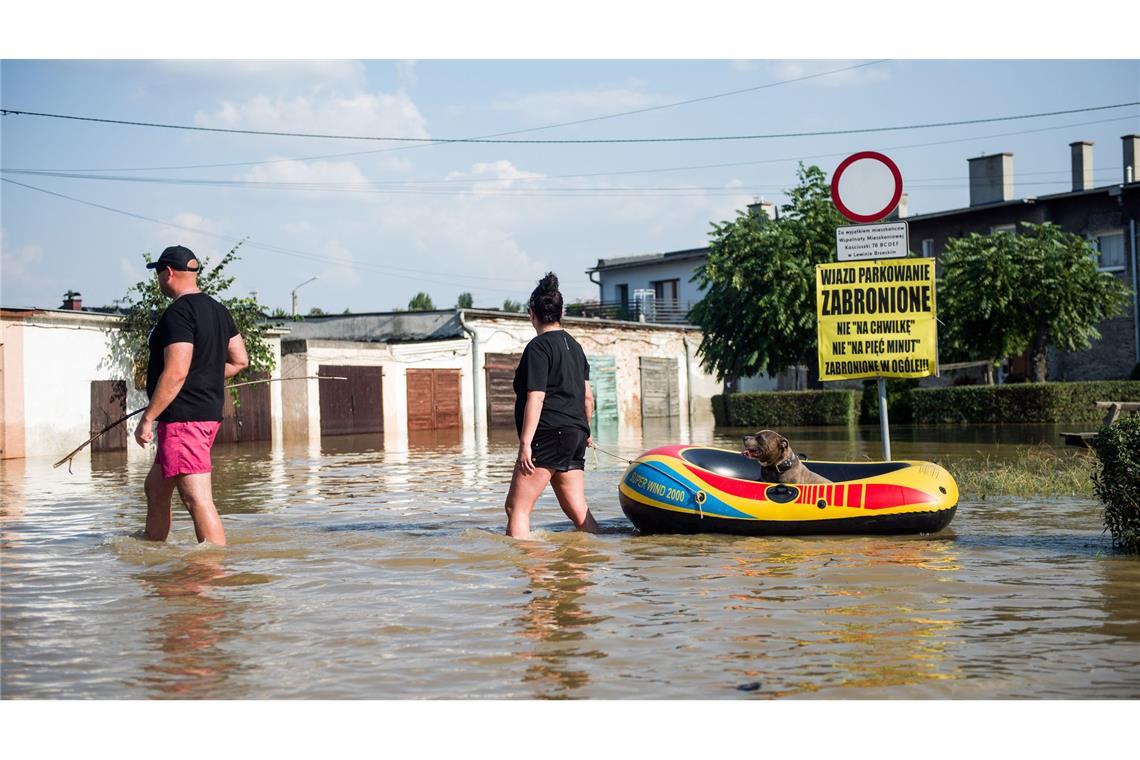 In Süden und Westen Polens stehen noch immer weite Landstriche unter Wasser.