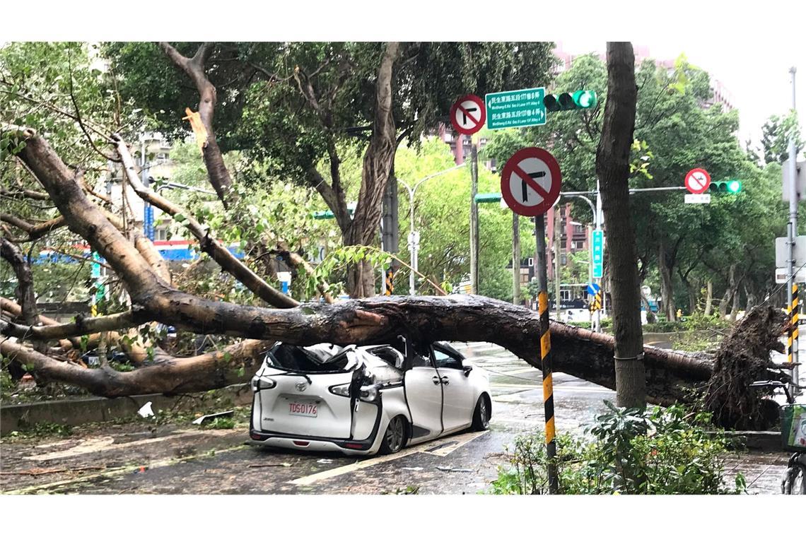 In Taiwan hat der Taifun "Kong-rey" für Verwüstung gesorgt.