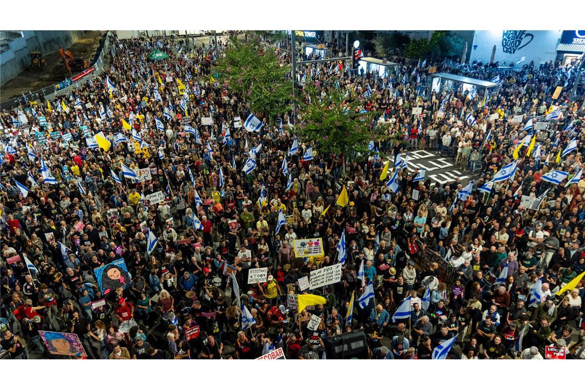 In Tel Aviv demonstrierten wieder hunderte Menschen für ein Abkommen zur Geisel-Freilassung.