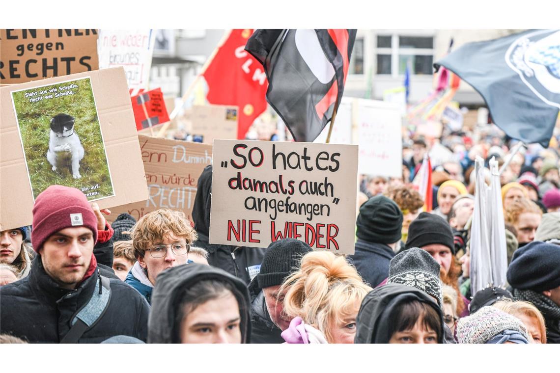 In Ulm gehen Demonstranten für die Demokratie auf die Straße.