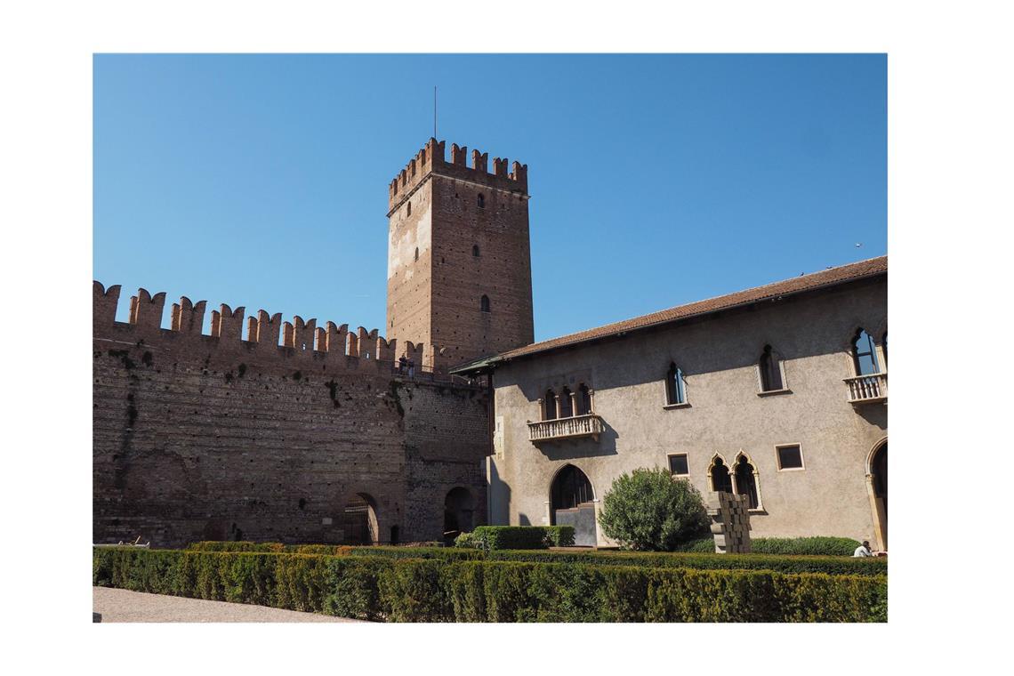 In Verona (Italien) zu besichtigen  – das Castelvecchio Museum, die Burg wurde  zwischen 1354 und 1356 errichtet. Seit 1923 beherbergt das Gebäude ein Museum. Dort war  der Architekt Carlo Scarpa  gestalterisch tätig . . .