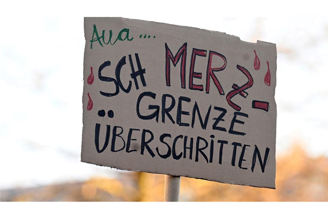 In verschiedenen Städten demonstrieren Menschen gegen eine Zusammenarbeit der Union mit der AfD.