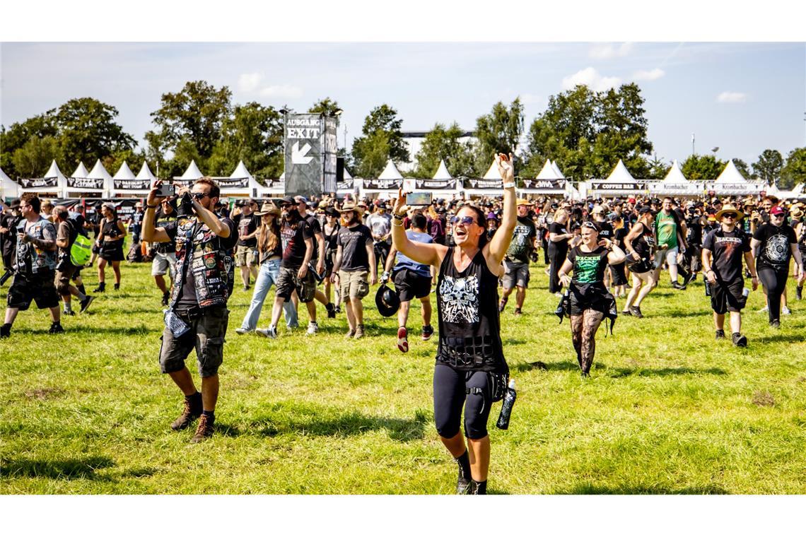 In Wacken feiern die Metalfans bei bestem Wetter.