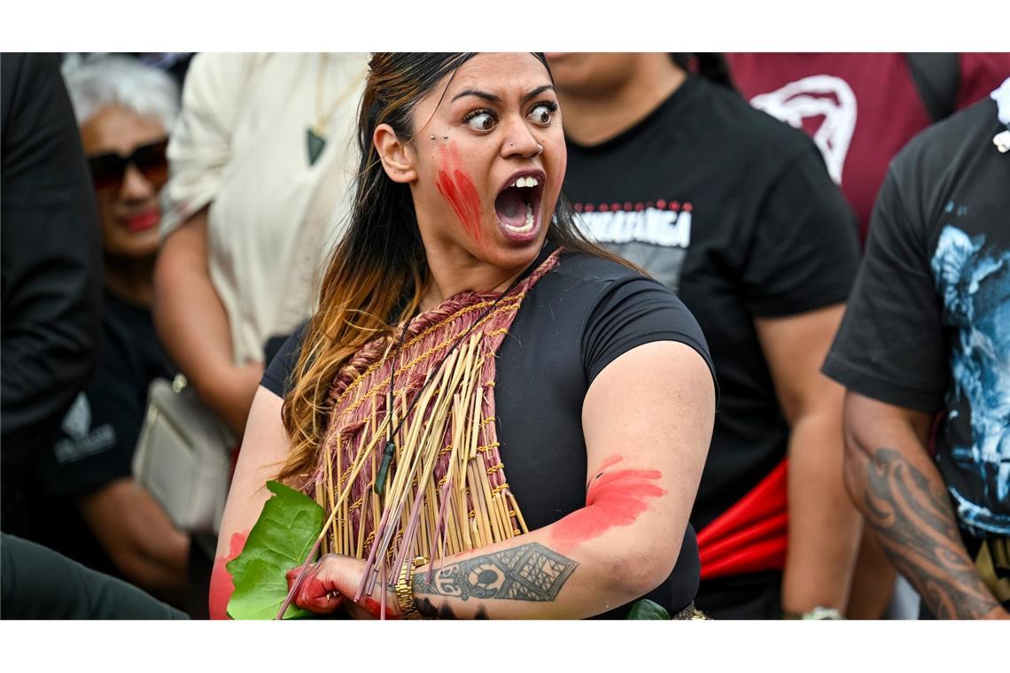 Indigene Māori protestieren vor dem Parlament in Wellington, Neuseeland. Die von den Demonstranten kritisierte Änderung des Gesetzes betrifft das Gründungsabkommen des Landes zwischen den indigenen Māori und der britischen Kolonialmacht aus dem Jahr 1840.