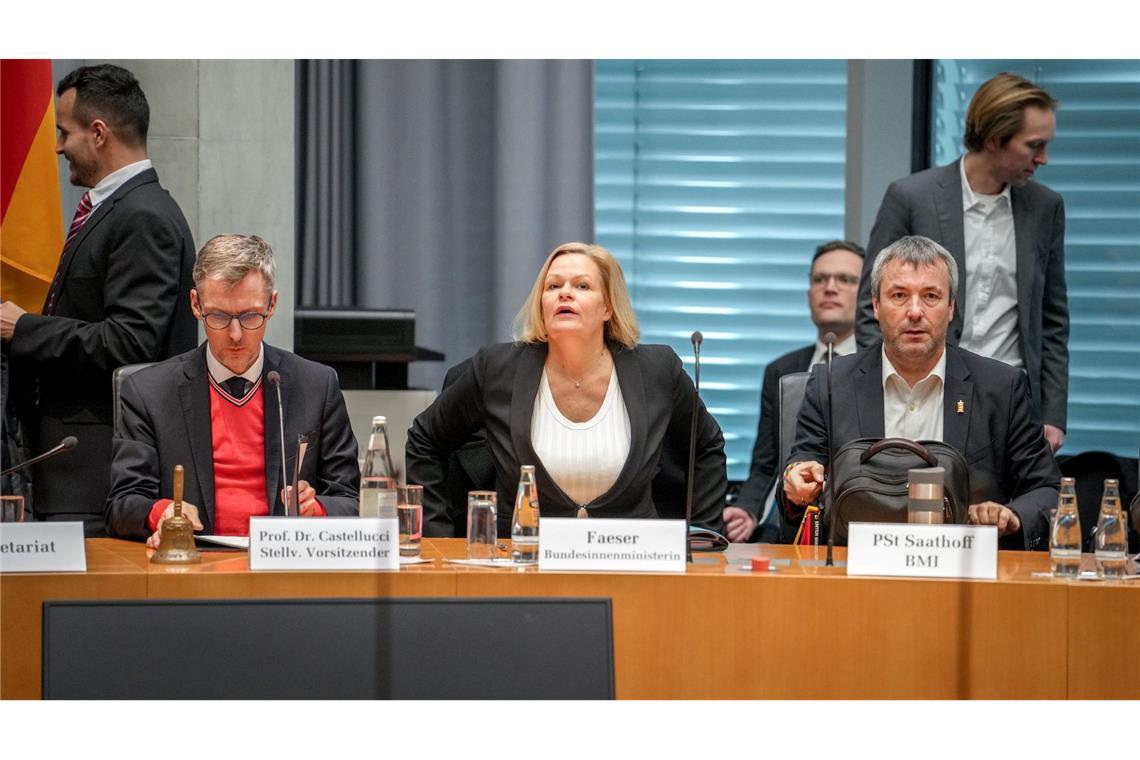 Innenministerin Nancy Faeser steht dem Innenausschuss Rede und Antwort - hier bei der Sitzung Ende Dezember. (Archivbild)