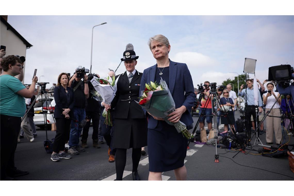 Innenministerin Yvette Cooper legt Blumen am Tatort nieder.