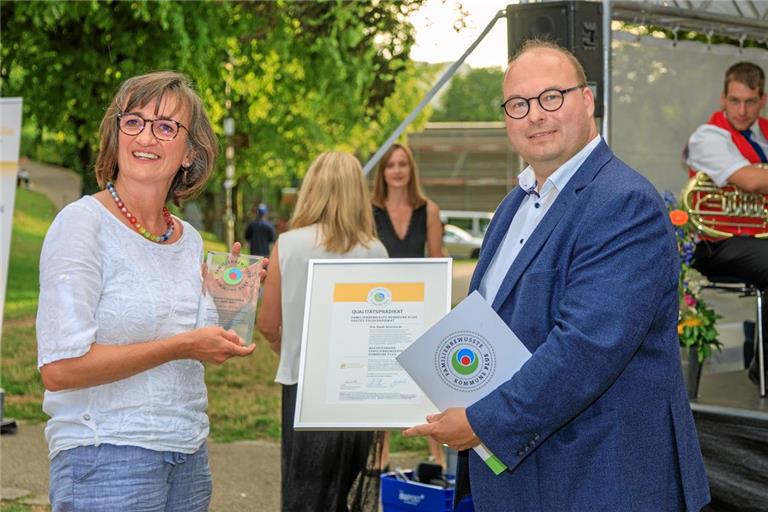 Iris Fahle (links), Vorsitzende der Arbeitsgemeinschaft Netzwerk Familie Baden-Württemberg, hielt im Rahmen des Sommerempfangs der Stadt für Bürgermeister Armin Mößner das Folgeprädikat „Familienbewusste Kommune Plus“ bereit. Foto: Stefan Bossow