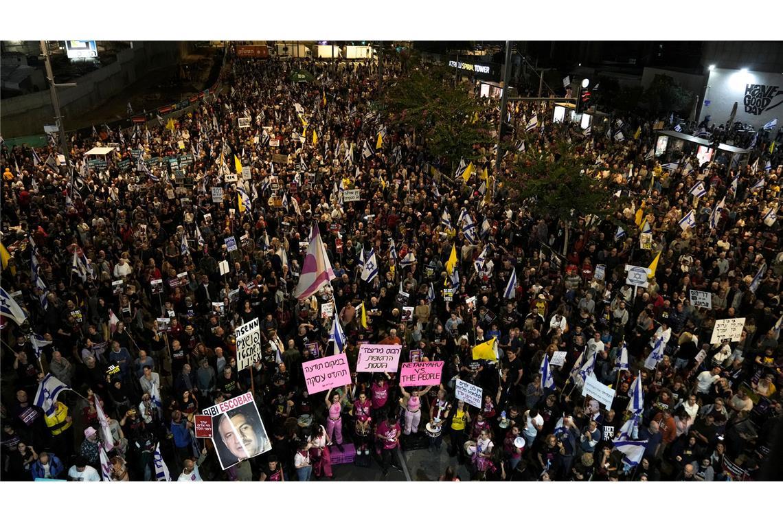 Israelis in Tel Aviv demonstrieren für ein Geisel-Abkommen.