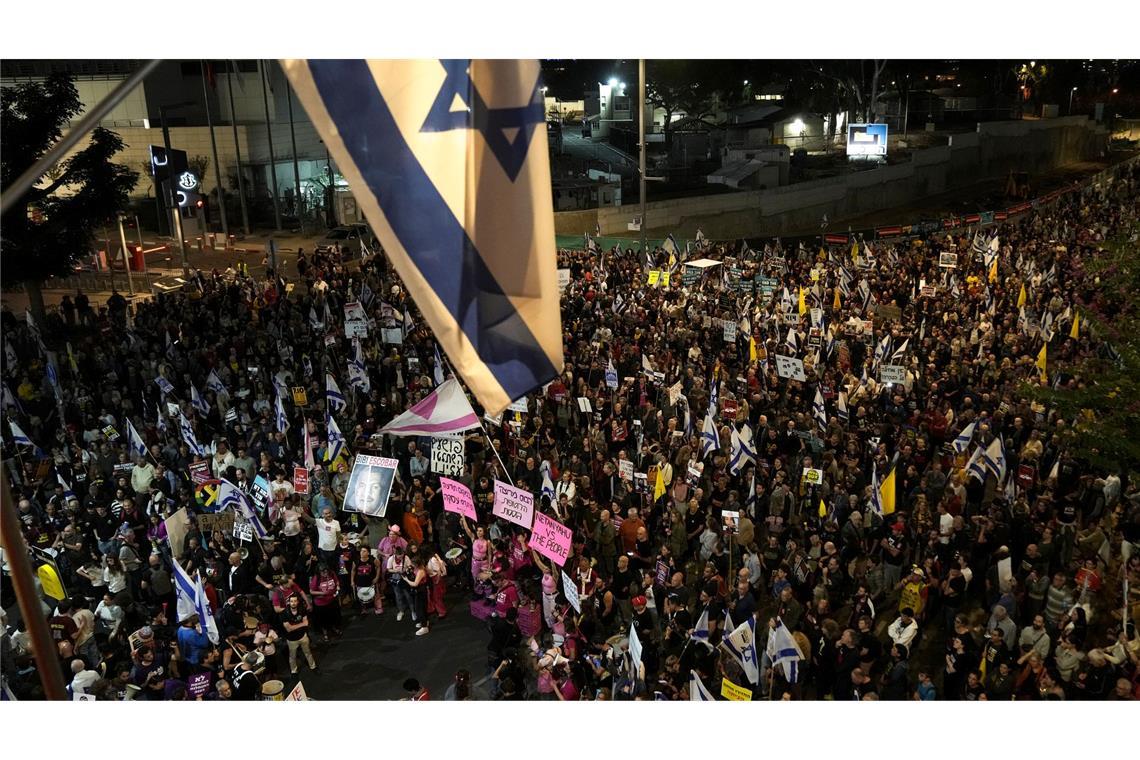 Israelis in Tel Aviv demonstrieren für ein Geisel-Abkommen.