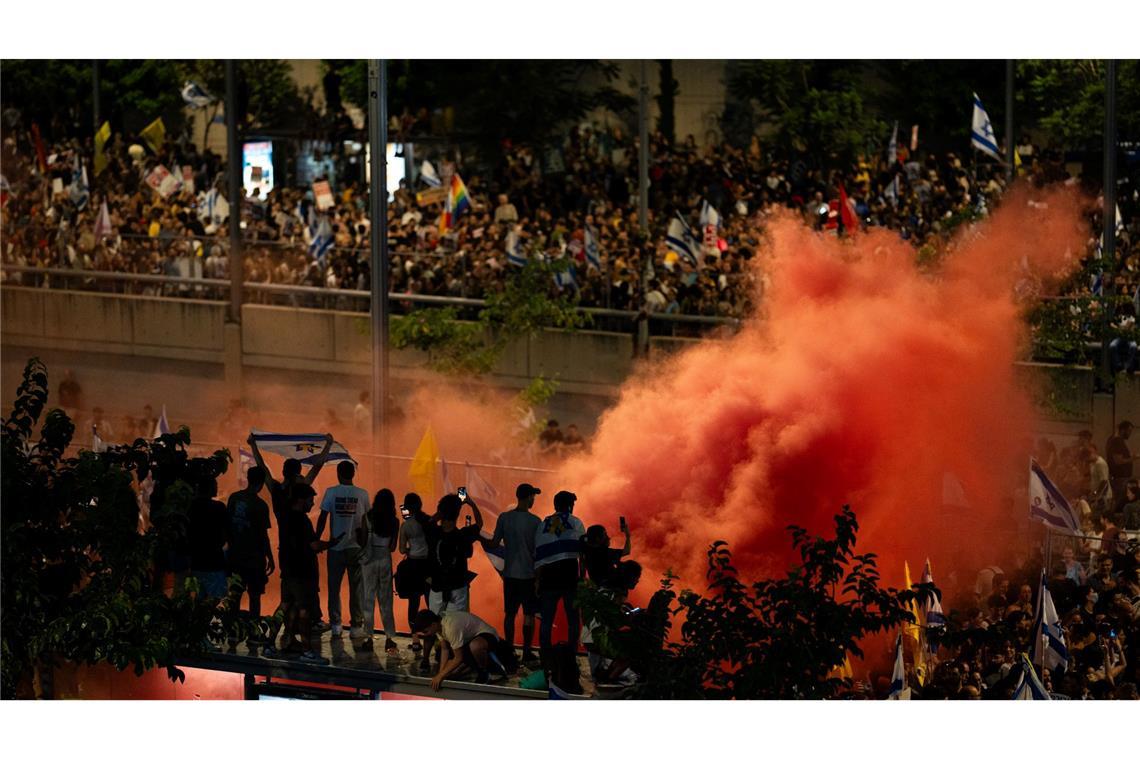 Israelis nehmen nach dem Fund der Leichen von sechs Geiseln an einer Protestkundgebung in Tel Aviv teil.