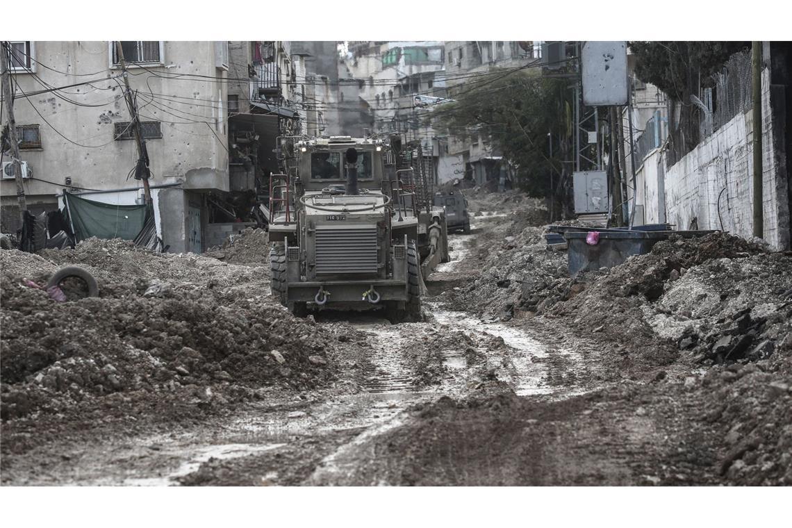 Israelische Militärbulldozer zerstören die Infrastruktur im Lager Tulkarm im Westjordanland.