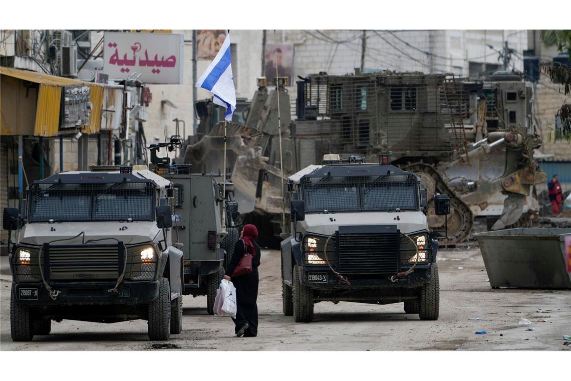 Israelische Militärfahrzeuge bewachen eine Straße in Dschenin. Die Stadt gilt als Hochburg militanter Palästinenser.