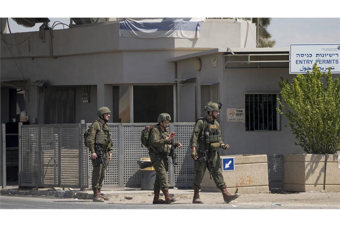 Israelische Soldaten stehen in der Nähe des Ortes eines tödlichen Schusswechsels Wache, bei dem nach israelischen Angaben Anfang September drei Menschen an der Allenby-Brücke zwischen dem Westjordanland und Jordanien erschossen wurden.