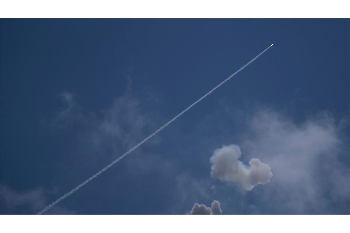 Israels Luftabwehrsystem Iron Dome feuert auf anfliegende Raketen aus dem Libanon.