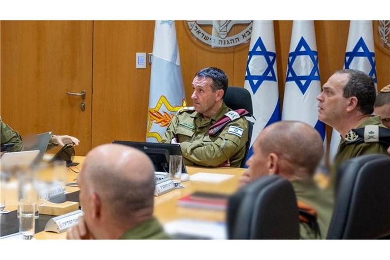 Israels Militärchef Herzi Halevi bei einer Sitzung im Hauptquartier der Armee in Tel Aviv. (Archivbild)