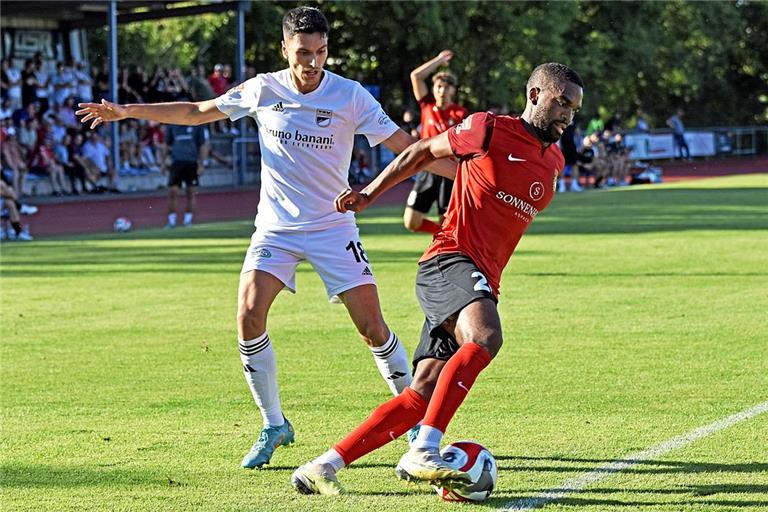 Ist kurz vor der Halbzeit nicht zu stoppen: Anthony Mbem-Som Nyamsi (am Ball). Mit einem Traumtor von der Strafraumgrenze erzielt der Offensivmann das entscheidende Tor. Dank des 1:0 beim Aufsteiger Essingen verteidigt Großaspach die Oberliga-Spitze. Foto: Tobias Sellmaier