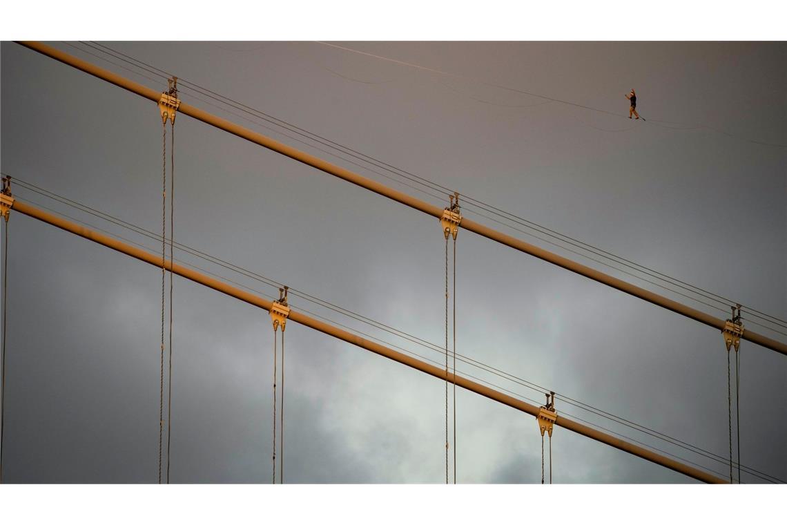 Jaan Roose überquert 165 Meter über dem Meeresspiegel auf einer Slackline in Istanbul über der Brücke der Märtyrer des 15. Julis den Bosporus von der asiatischen zur europäischen Seite.