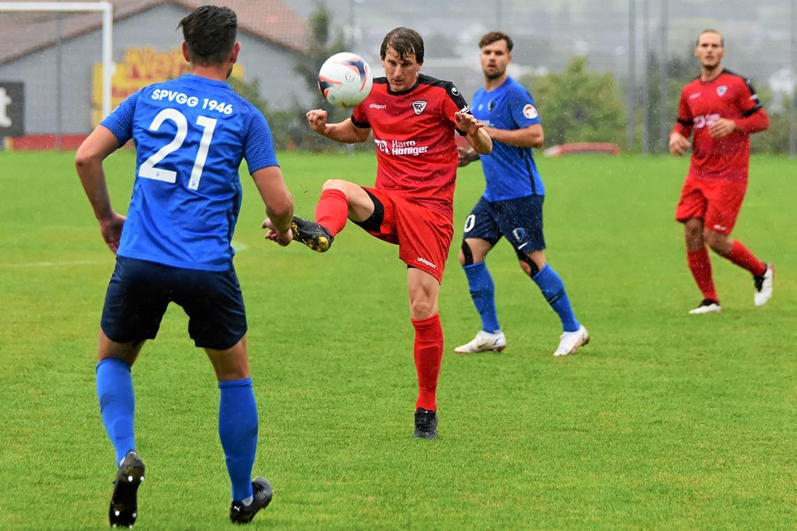 Jan Demmler will als Allmersbacher Spielertrainer und Mittelfeldorganisator vorangehen, muss sich aber noch steigern.Foto: T. Sellmaier