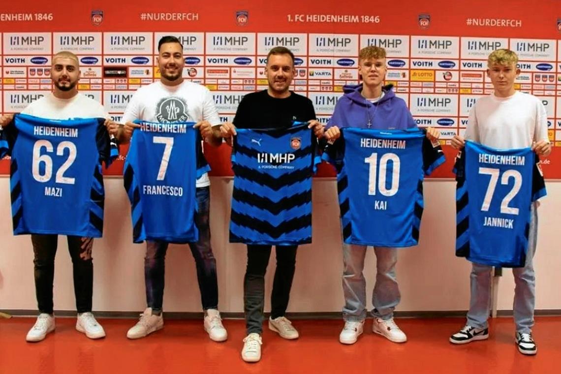 Jannick Maurer (rechts) steht mit seinen Teamkollegen Mazlum Dogan , Francesco Mazzei, Jochen Kreiten und Kai Bayer (von links) mit dem 1. FC Heidenheim in der virtuellen Bundesliga sehr gut da. Foto: 1. FC Heidenheim