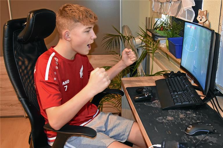 Jannick Maurer vom SV Spiegelberg kann seine Freude über den Sieg im Finale des BKZ-FIFA-Cups kaum bremsen. Foto: T. Sellmaier