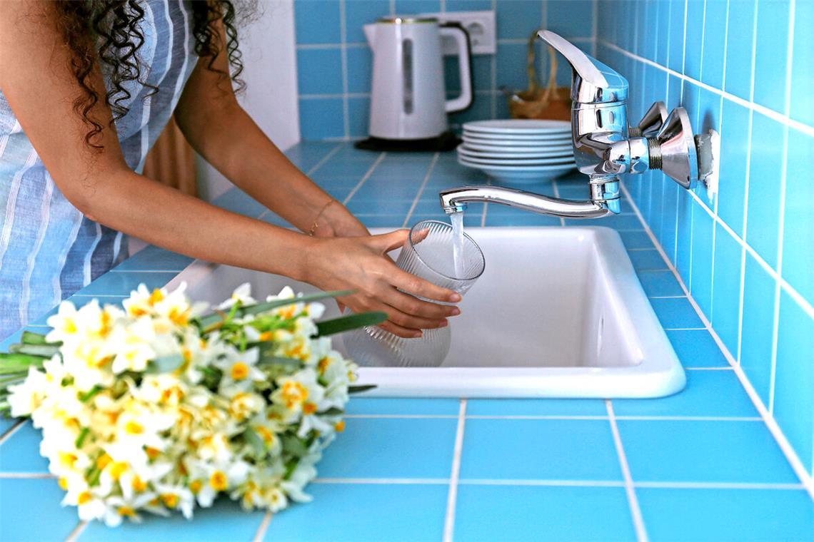 Je nach Wohnort kostet Trinkwasser unterschiedlich viel. Bereits benachbarte Gemeinden könnten starke Preisunterschiede haben. (Symbolbild)Je nach Wohnort kostet Trinkwasser unterschiedlich viel. Bereits benachbarte Gemeinden könnten starke Preisunterschiede haben. (Symbolbild)