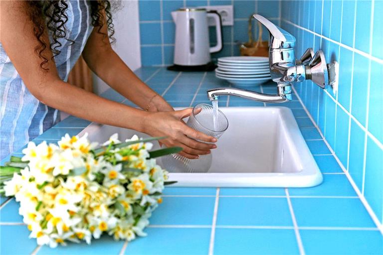 Je nach Wohnort kostet Trinkwasser unterschiedlich viel. Bereits benachbarte Gemeinden könnten starke Preisunterschiede haben. (Symbolbild)Je nach Wohnort kostet Trinkwasser unterschiedlich viel. Bereits benachbarte Gemeinden könnten starke Preisunterschiede haben. (Symbolbild)