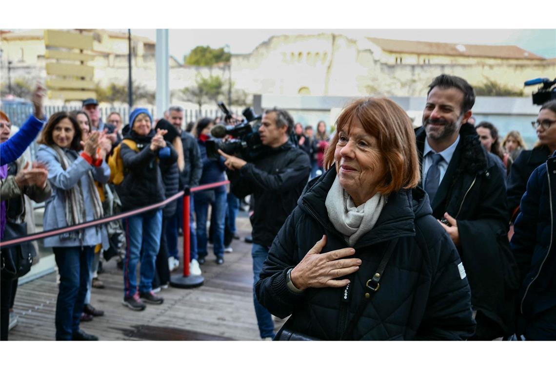 Jeden Tag kommen Dutzende Menschen ins Gericht, um Gisèle Pelicot zu unterstützen.